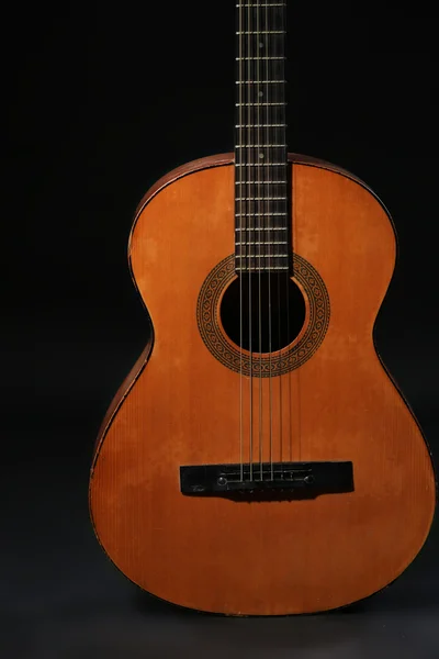 Классическая деревянная гитара — стоковое фото