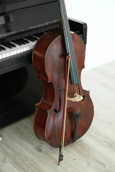 Violoncello vicino al pianoforte — Foto Stock