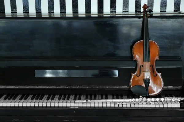 Violino castanho no piano — Fotografia de Stock