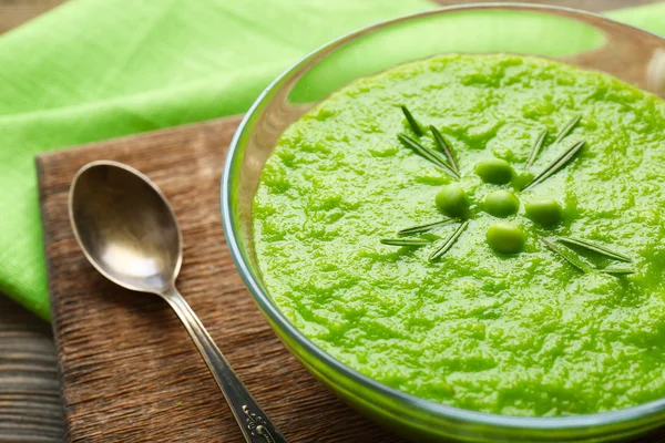 Soupe de pois verts dans un bol en verre — Photo