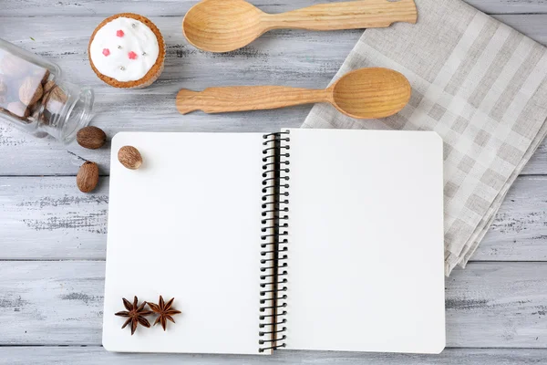 Libro di ricette aperto e gustosa panetteria su sfondo di legno — Foto Stock