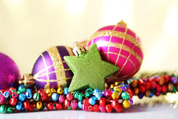 Belas bolas de Natal no fundo embaçado luz — Fotografia de Stock