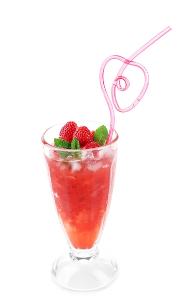Citronnade aux fraises avec glace en verre, isolée sur blanc — Photo