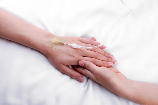 Mano donna con ago contagocce sul letto primo piano — Foto Stock