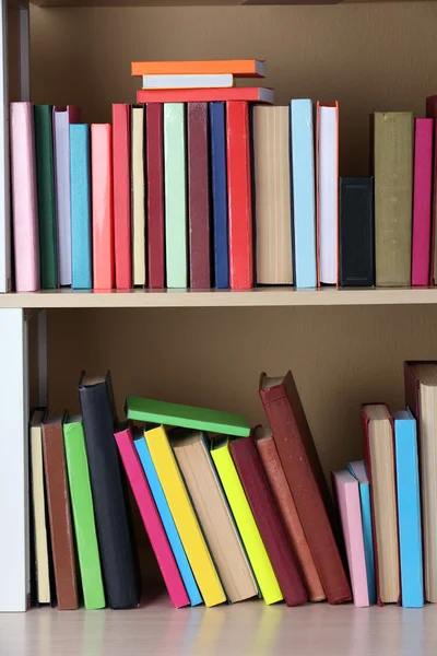 Libros en estante de madera. — Foto de Stock