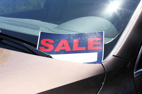 Zum Verkauf Schild an der Windschutzscheibe des Autos. — Stockfoto