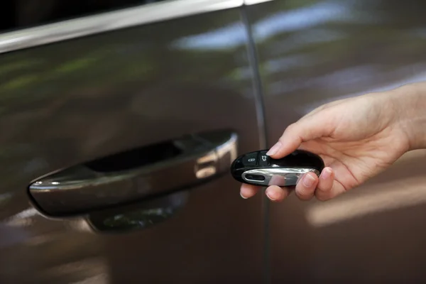 Hand persen op afstandsbediening auto alarmsystemen — Stockfoto