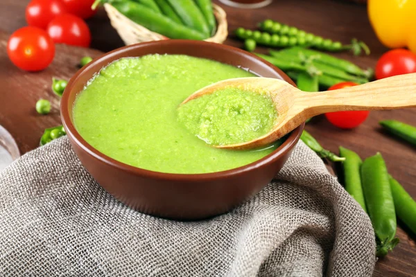 Leckere Erbsensuppe und Gemüse aus nächster Nähe auf dem Tisch — Stockfoto