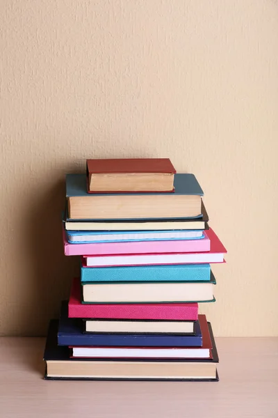 Pilha de livros na prateleira. — Fotografia de Stock