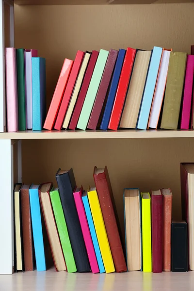 Livros na prateleira de madeira. — Fotografia de Stock