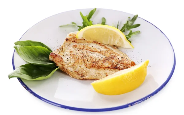 Plat de filet de poisson avec des verts et du citron sur plaque isolée sur blanc — Photo