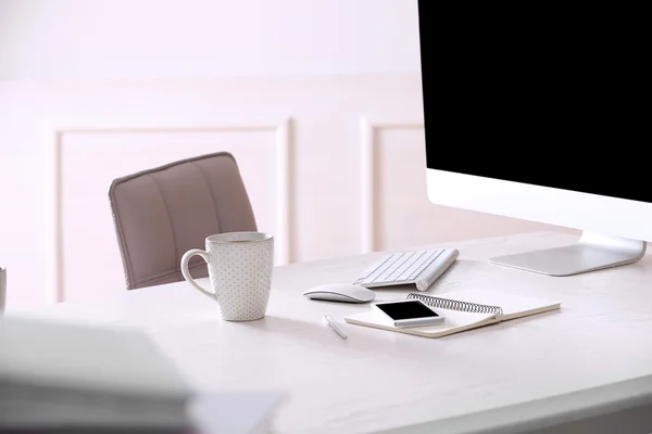 Local de trabalho com computador no quarto — Fotografia de Stock