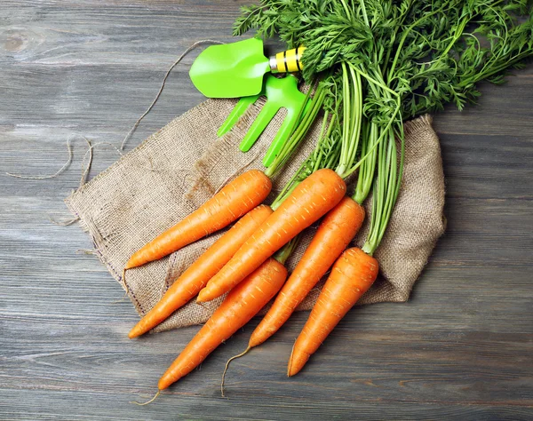 Świeży organicznej marchwi na drewnianym stole, zbliżenie — Zdjęcie stockowe