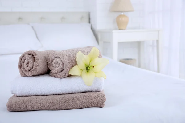 Freshly laundered fluffy towels in bedroom interior — Stock Photo, Image