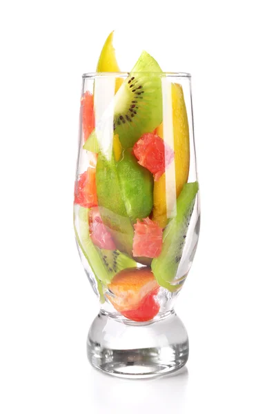 Taze meyve salatası üzerine beyaz izole cam — Stok fotoğraf