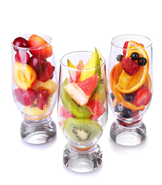 Färsk fruktsallad i glas isolerade på vit — Stockfoto
