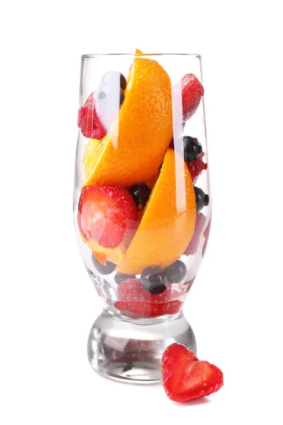 Salade de fruits frais en verre isolé sur blanc — Photo