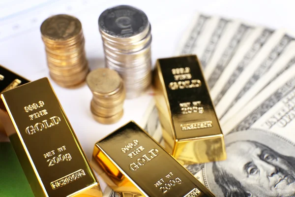 Goldbarren mit Geld auf dem Tisch aus nächster Nähe — Stockfoto