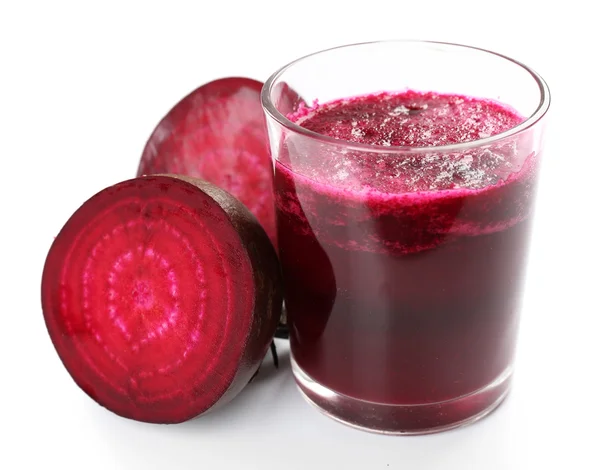 Verre de jus de betterave aux légumes isolés sur blanc — Photo