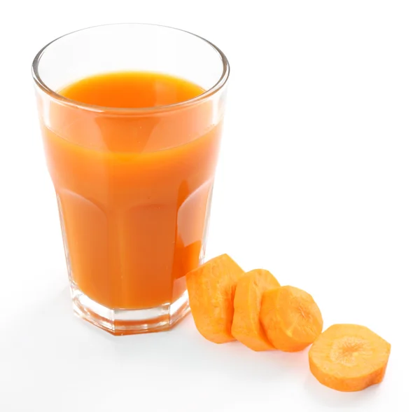 Copo de suco de cenoura com fatias vegetais isoladas em branco — Fotografia de Stock