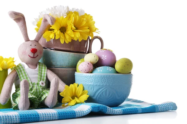 Paashaas met beschilderde Pasen eieren met bloemen op witte achtergrond — Stockfoto