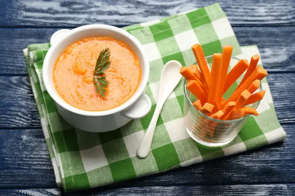 Sup krim wortel di atas meja tutup — Stok Foto