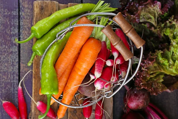 Hög med färska grönsaker på bordet på nära håll — Stockfoto