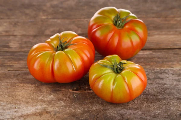 Green tomatoes on wooden table close up — Stock Photo, Image