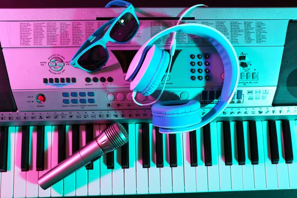 Навушники з мікрофоном на синтезаторі крупним планом — стокове фото
