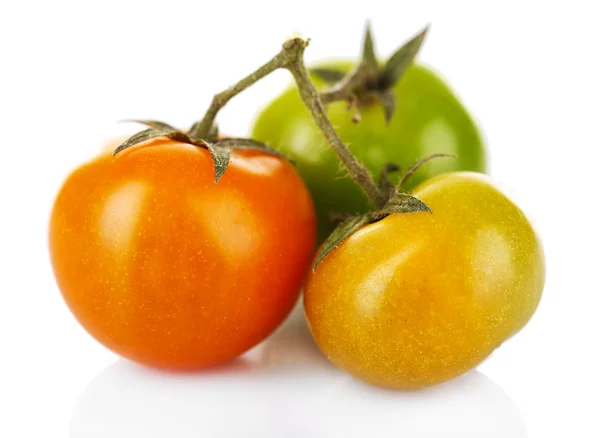 Tomates verdes aislados en blanco —  Fotos de Stock