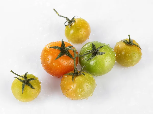 Зеленые помидоры с капельками воды изолированы на белом — стоковое фото