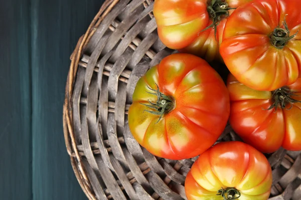 Groene tomaten op tafel close-up — Stockfoto