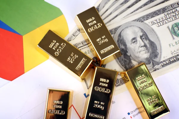 Bullion ouro com dinheiro — Fotografia de Stock