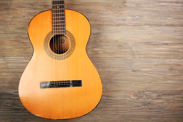 Guitarra acústica sobre fondo de madera —  Fotos de Stock