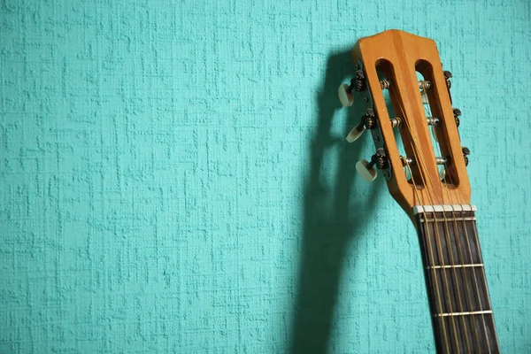 Guitarra clásica sobre fondo de pantalla turquesa — Foto de Stock