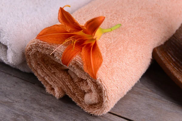 Schöne Handtücher mit Blume — Stockfoto