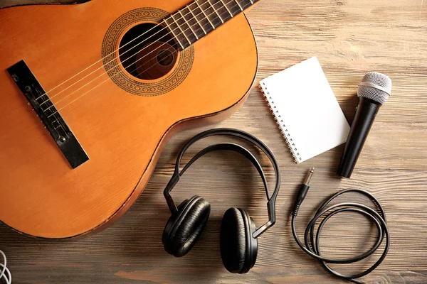 Escena de grabación musical con guitarra y auriculares — Foto de Stock