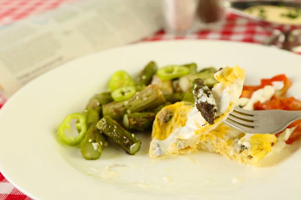 Asparagi con uovo fritto sul piatto — Foto Stock