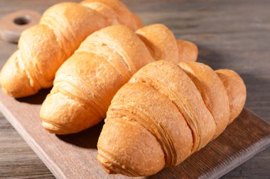 Tablo yakın çekim üzerinde lezzetli ay çöreği