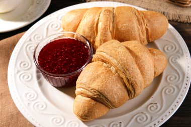 Tablo yakın çekim üzerinde plaka üzerinde lezzetli ay çöreği