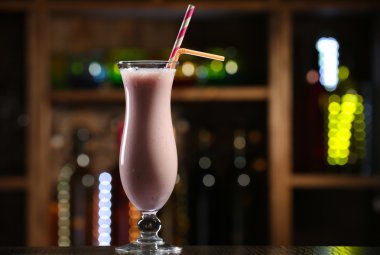 Cam meyve parlak arka plan bulanık üzerinde kokteyl bar