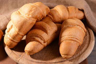 Tablo yakın çekim üzerinde lezzetli ay çöreği