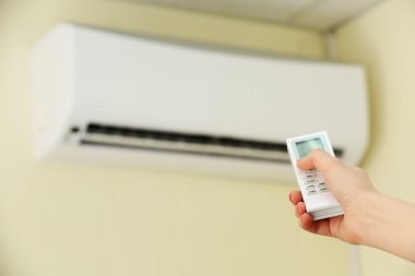 El kremi üzerinde kapalı yönetmen uzaktan kumanda ile