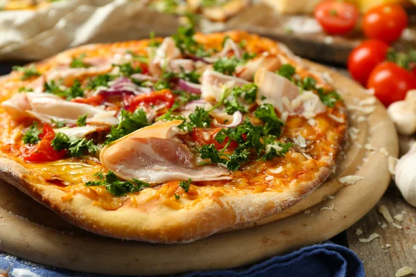 Smakelijke pizza met groenten op tafel close-up — Stockfoto