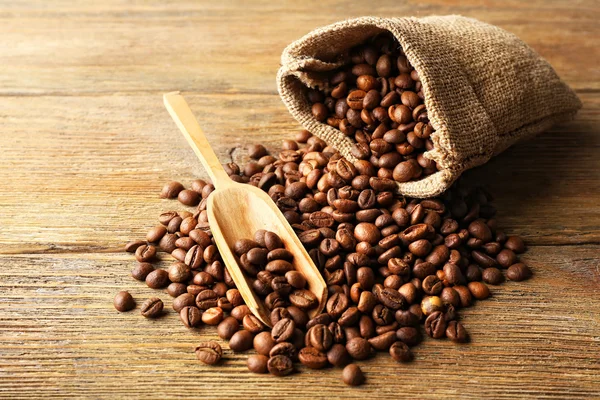 Kaffebönor på trä bakgrund — Stockfoto