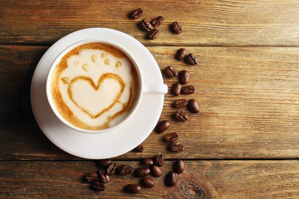 Taza de café con leche arte con granos — Foto de Stock