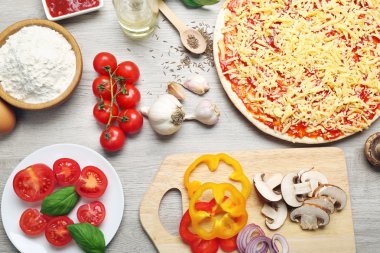 Pizza malzemelerini masaya yakın koyun.