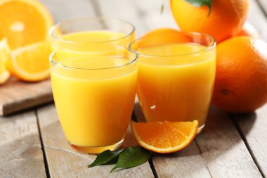 Tablo yakın çekim üzerinde portakal suyu