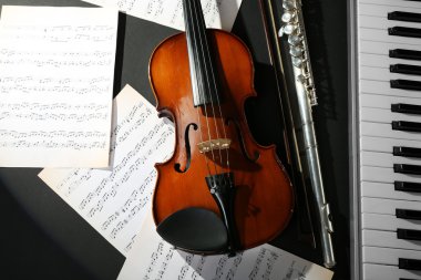 Koyu arka plan üzerine müzik notlar ile müzik aletleri