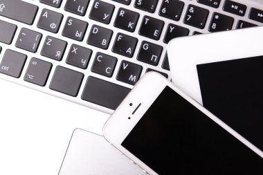 Tablet ve klavye, closeup üstünde hareket eden telefon